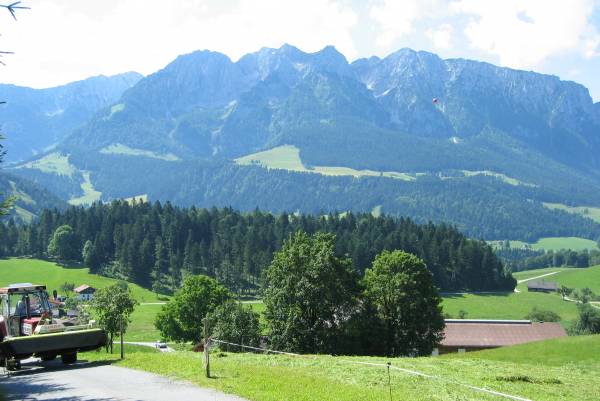 Auf dem Weg nach Rettenschöss mit Blick zum Zahmen Kaiser - © RoRadln - Kurt Schmidt