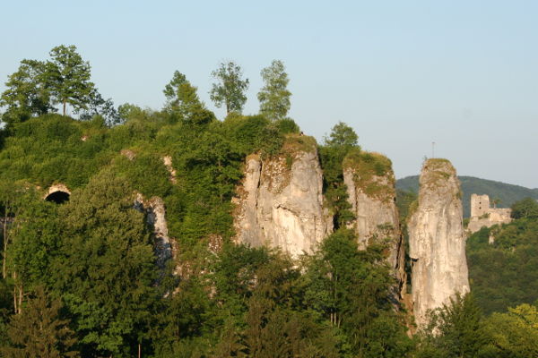 Felsen Streitberg, im Hintergrund Burg Neideck - © RoRadln - Kurt Schmidt