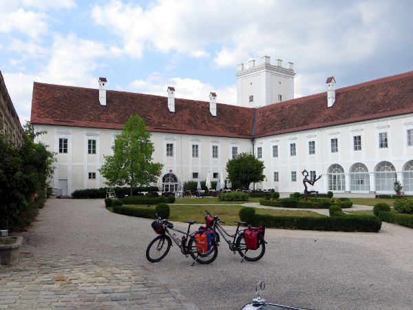Enns an der Enns (&auml;lteste Stadt &Ouml;sterreichs) - Schloss - © RoRadln - Kurt Schmidt
