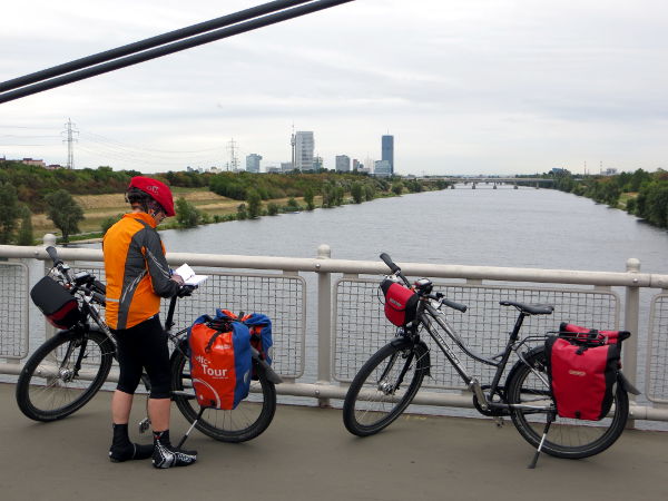 Br&uuml;cke Donauinsel, im Hintergrund Wien - © RoRadln - Kurt Schmidt
