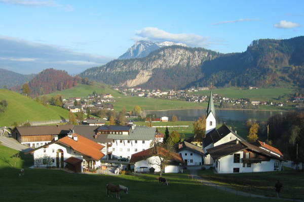 Thiersee - Blick auf Ort und See - Kaisergebirge im Hintergrund - © RoRadln - Kurt Schmidt