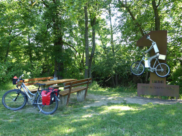 Rastplatz mit Fahrrad-Plastik der Lauda-Werke - © RoRadln - Kurt Schmidt