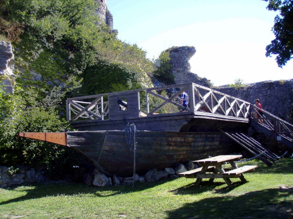 Weinviertel: Burg Falkenstein - Galeerendenkmal - © RoRadln - Rainer Miltenberger