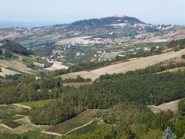 Castello di Montalto Pavese, im Hintergrund die Alpen - © RoRadln - Kurt Schmidt