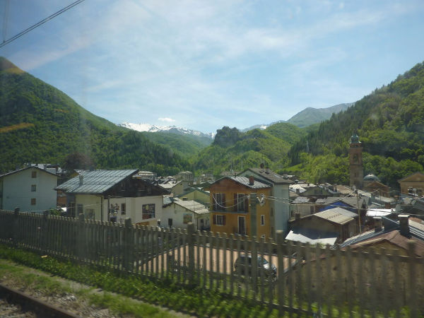 Blick vom Zug auf Ortschaften an der Tendabahn - © RoRadln - Franz Lohmair