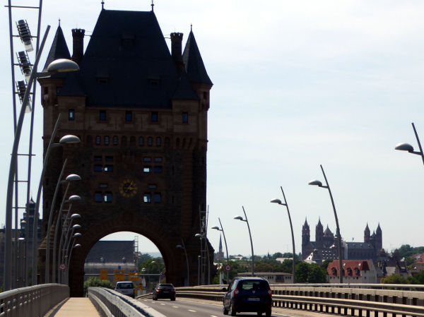 Nibelungenbr&uuml;cke Worms mit Dom im Hintergrund - © RoRadln - Kurt Schmidt