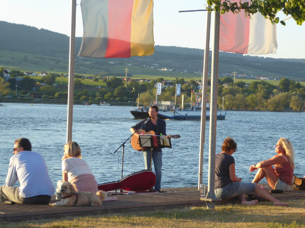 Festival-Feeling im Biergarten in Frei-Weinheim - © RoRadln - Kurt Schmidt