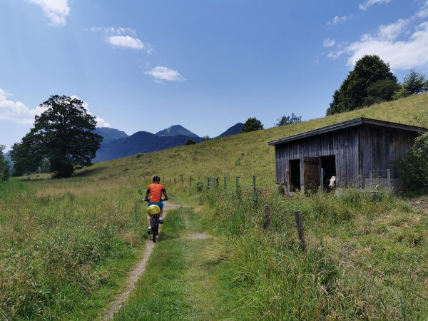 Zwischen B&auml;rnsee und Aschau der Blick auf unsere Berge - © RoRadln - Reinhard Rolle