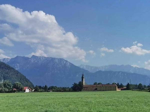 Blick auf den Zahmen Kaiser mit Kloster Reisach - © RoRadln - Reinhard Rolle