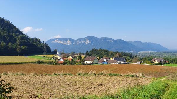 Kleindorf - Felsen vom Drautal im Hintergrund - © RoRadln - Kurt Schmidt