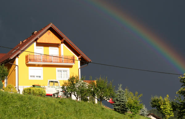 Südsteirisches Weinland - farbenfrohe Häuser und Himmel - © RoRadln - Kurt Schmidt