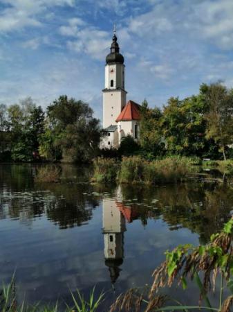 Pruttinger Weiher mit Kirche Mari&auml; Himmelfahrt - © RoRadln - Reinhard Rolle