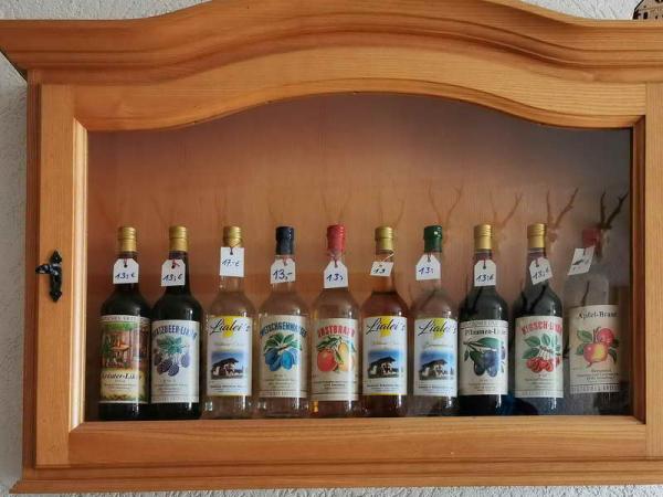 Hauser in Immelberg: Jede Flasche tr&auml;gt ein Geweih - © RoRadln - Reinhard Rolle