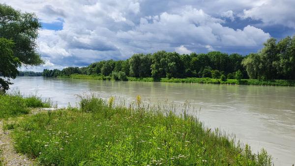 Dunkle Wolken &uuml;ber dem Inn bei Marktl - © RoRadln - Kurt Schmidt
