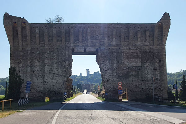 Ponte Visconteo Ruins - © RoRadln - Kurt Schmidt