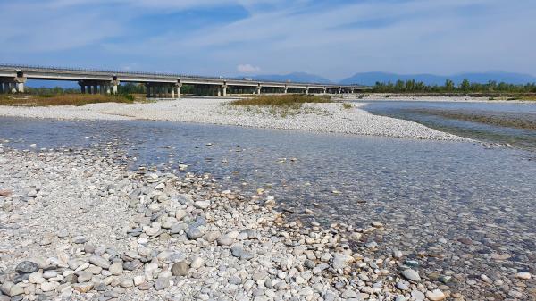 Piave-Flussbett mit Autobahnbr&uuml;cke - © RoRadln - Kurt Schmidt