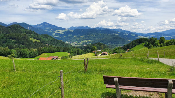 Blick ins Inntal mit Erl (wei&szlig;er Punkt) und dahinter Spitzstein - © RoRadln - Kurt Schmidt