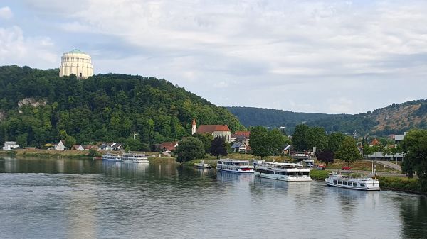 Kelheim mit Donau und Befreiungshalle - © RoRadln - Kurt Schmidt