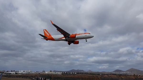 Landeanflug auf Lanzarote - beliebter Aussichtspunkt am Flughafen - © RoRadln - Kurt Schmidt