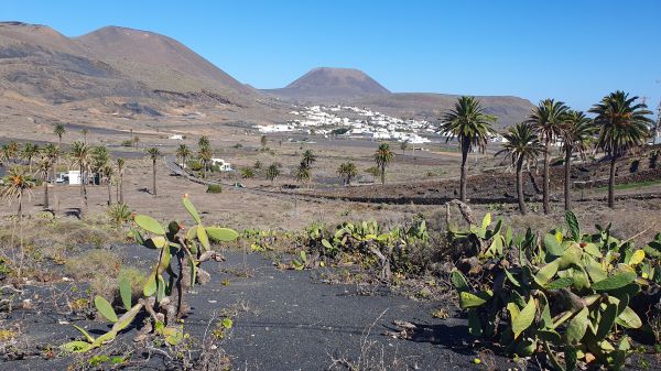 Blick von Haría auf Máguez mit Vulkan La Corona - © RoRadln - Kurt Schmidt