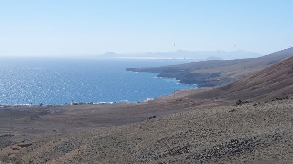 Blick auf Playa Quemada, im Hintergund Fuerteventura mit D&uuml;nenstrand - © RoRadln - Kurt Schmidt