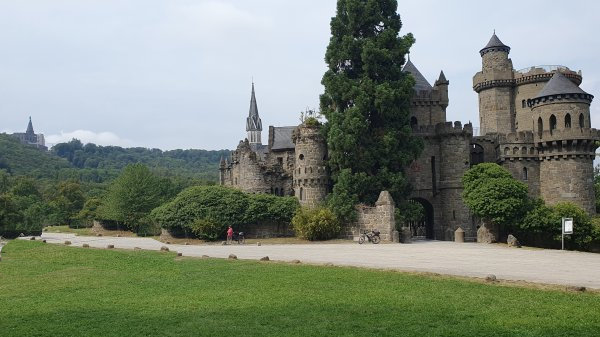 L&ouml;wenburg mit Herkules (links) im Bergpark Wilhelmsh&ouml;he - © RoRadln - Kurt Schmidt