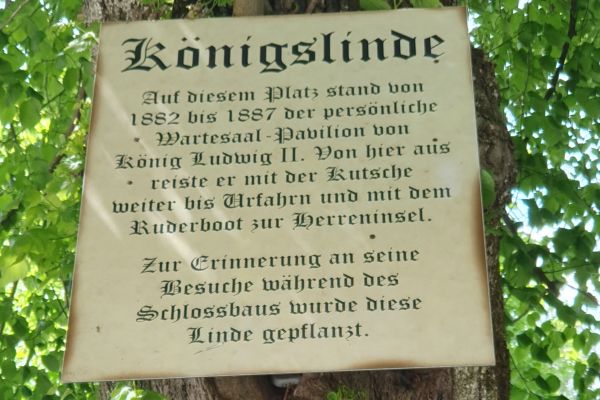 Schild an der K&ouml;nigslinde in Rimsting-Bahnhof - © RoRadln - Kurt Schmidt