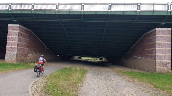 Wir unterqueren den Mittellandkanal bei Seelze - © RoRadln - Kurt Schmidt