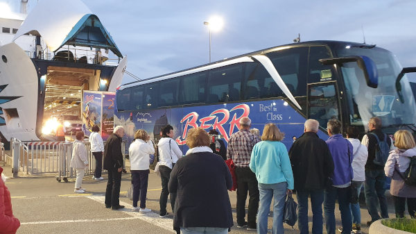 Unser Reisebus verl&auml;sst in Portoferraio die F&auml;hre - © RoRadln - Kurt Schmidt