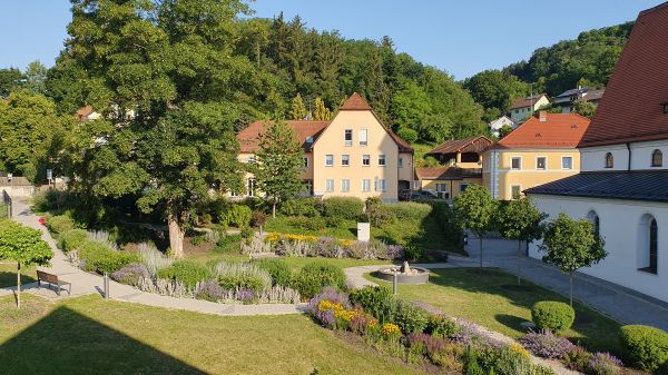 Pfarrgarten in W&ouml;rth a.d. Donau - © RoRadln - Kurt Schmidt