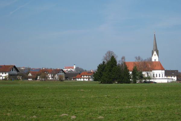 Feldkirchen mit Rotter Klosterkirche im Hintergrund - © RoRadln - Kurt Schmidt