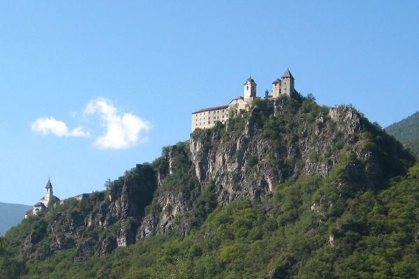 Kloster S&auml;ben mit Liebfrauenkirche (links) bei Klausen - © RoRadln - Kurt Schmidt