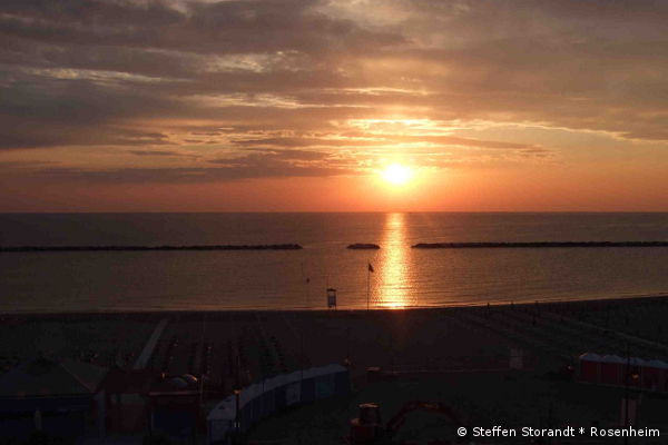 Sonnenaufgang &uuml;ber der Adria - © RoRadln - Steffen Storandt