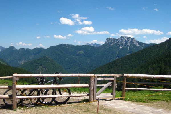 Jochbergalm, Blick auf Gurnwandkopf,Sonntagshorn und Reifelberge - © RoRadln - Kurt Schmidt