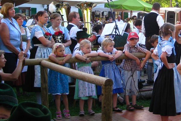 Dorffest G&ouml;gging - nicht alle d&uuml;rfen mittanzen - © RoRadln - Kurt Schmidt