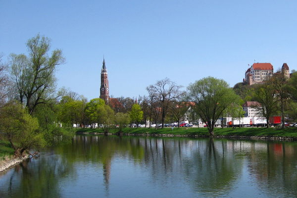 Landshut - Blick &uuml;ber die Isar zur Stiftsbasilika St. Martin und Burg Trausnitz - © RoRadln - Kurt Schmidt