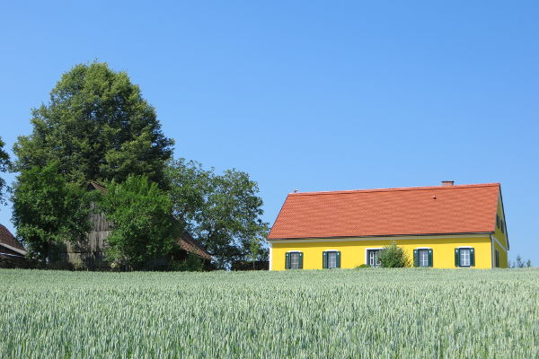 typische farbenfrohe H&auml;user in der Steiermark - © RoRadln - Kurt Schmidt