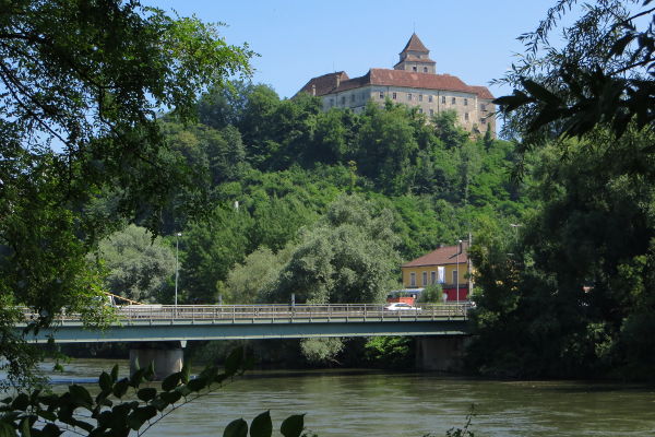 Mur mit Burg Ehrenhausen - © RoRadln - Kurt Schmidt