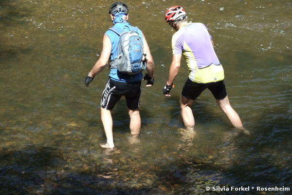 gemeinsames Wassertreten in der Sulm - © RoRadln - Silvia Forkel