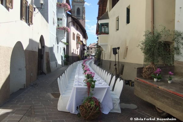 Lange Tafel in Eppan St. Pauls - © RoRadln - Silvia Forkel