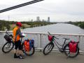 Br&uuml;cke Donauinsel, im Hintergrund Wien