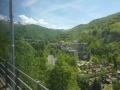 Blick vom Zug auf Ortschaften an der Tendabahn